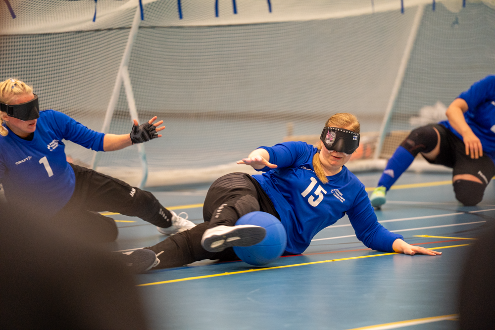 Keskellä Iida Kauppila torjumassa, laidoilla Raisa Kuusela ja Krista Leppänen varmistamassa palloa.